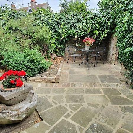 Beautiful 1 Bedroom Cottage With Courtyard. เดล ภายนอก รูปภาพ