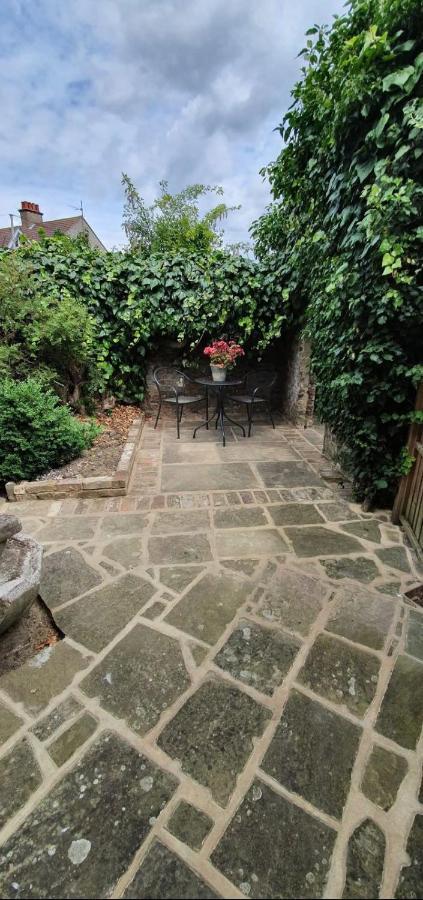 Beautiful 1 Bedroom Cottage With Courtyard. เดล ภายนอก รูปภาพ
