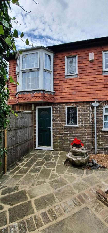 Beautiful 1 Bedroom Cottage With Courtyard. เดล ภายนอก รูปภาพ