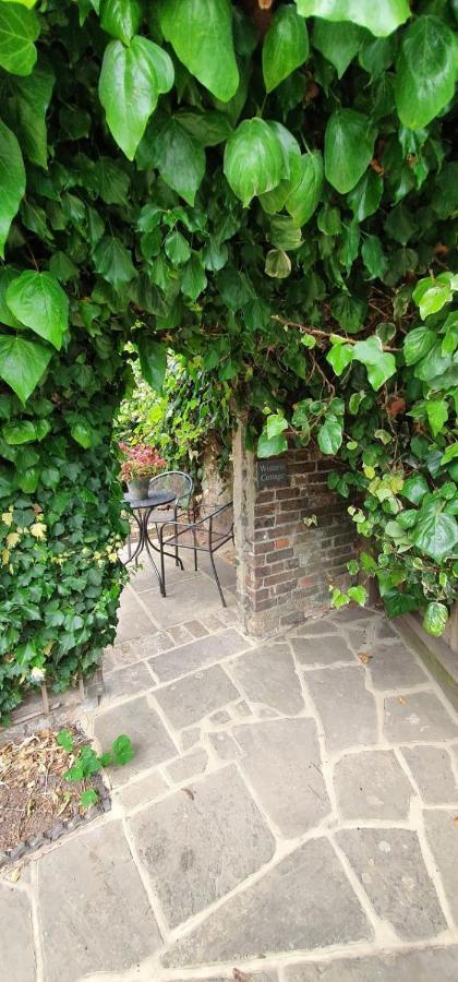 Beautiful 1 Bedroom Cottage With Courtyard. เดล ภายนอก รูปภาพ